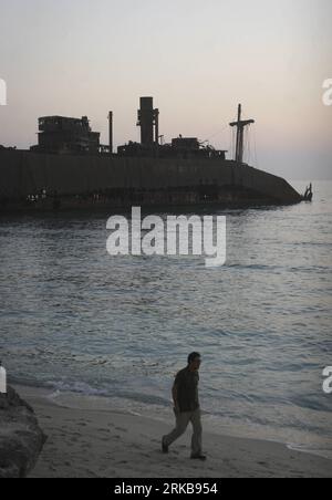 Bildnummer: 54517779  Datum: 07.10.2010  Copyright: imago/Xinhua (101007) -- KISH ISLAND (IRAN), Oct. 7, 2010 (Xinhua) -- A tourist walks past a stranded Greek ship in south Iran s Kish Island Oct. 6, 2010. The Greek ship, stranded off the shore in 1966, has become a tourist attraction in the Persian Gulf. (Xinhua/Ahmad Halabisaz) (nxl) IRAN-KISH ISLAND-GREEK SHIP-TOURISM PUBLICATIONxNOTxINxCHN Gesellschaft Tourismus Schiff Militär Kriegsschiff kbdig xub 2010 hoch o0 Havarie, Gestrandet,    Bildnummer 54517779 Date 07 10 2010 Copyright Imago XINHUA  Kish Iceland Iran OCT 7 2010 XINHUA a Touris Stock Photo