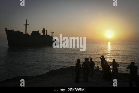 Bildnummer: 54517780  Datum: 07.10.2010  Copyright: imago/Xinhua (101007) -- KISH ISLAND (IRAN), Oct. 7, 2010 (Xinhua) -- Tourists visit a stranded Greek ship in south Iran s Kish Island Oct. 6, 2010. The Greek ship, stranded off the shore in 1966, has become a tourist attraction in the Persian Gulf. (Xinhua/Ahmad Halabisaz) (nxl) IRAN-KISH ISLAND-GREEK SHIP-TOURISM PUBLICATIONxNOTxINxCHN Gesellschaft Tourismus Schiff Militär Kriegsschiff kbdig xub 2010 quer  o0 Havarie, Gestrandet,    Bildnummer 54517780 Date 07 10 2010 Copyright Imago XINHUA  Kish Iceland Iran OCT 7 2010 XINHUA tourists Visi Stock Photo