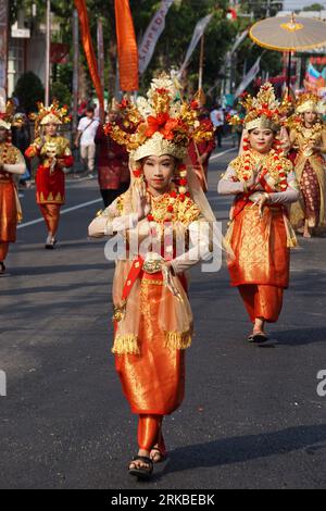 Gending sriwijaya dance from sumatera selatan at BEN Carnival. This dance depicts the joy of Palembang girls when they receive honored guests Stock Photo