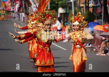 Gending sriwijaya dance from sumatera selatan at BEN Carnival. This dance depicts the joy of Palembang girls when they receive honored guests Stock Photo