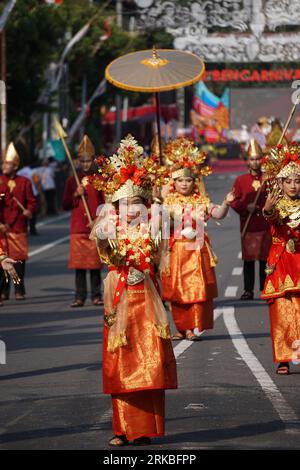 Gending sriwijaya dance from sumatera selatan at BEN Carnival. This dance depicts the joy of Palembang girls when they receive honored guests Stock Photo