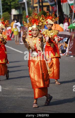 Gending sriwijaya dance from sumatera selatan at BEN Carnival. This dance depicts the joy of Palembang girls when they receive honored guests Stock Photo