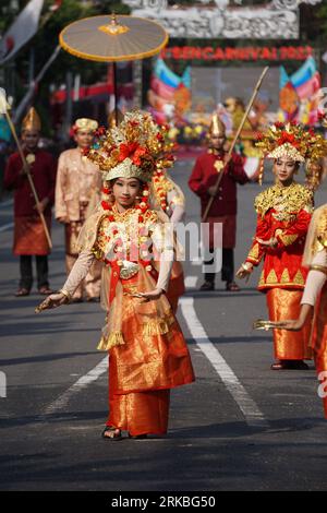 Gending sriwijaya dance from sumatera selatan at BEN Carnival. This dance depicts the joy of Palembang girls when they receive honored guests Stock Photo