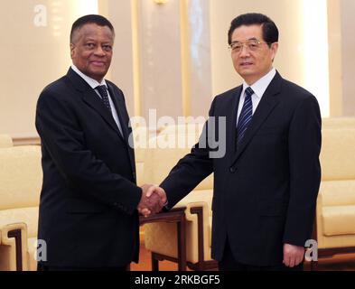 Bildnummer: 54557832  Datum: 22.10.2010  Copyright: imago/Xinhua (101022) -- BEIJING, Oct. 22, 2010 (Xinhua) -- Chinese President Hu Jintao (R) meets with Max Sisulu, speaker of the National Assembly of South Africa, in Beijing, capital of China, Oct. 22, 2010. (Xinhua/Rao Aimin) (xzj) CHINA-SOUTH AFRICA-MEETING (CN) PUBLICATIONxNOTxINxCHN Politik People kbdig xub 2010 quer premiumd     Bildnummer 54557832 Date 22 10 2010 Copyright Imago XINHUA  Beijing OCT 22 2010 XINHUA Chinese President HU Jintao r Meets With Max Sisulu Speaker of The National Assembly of South Africa in Beijing Capital of Stock Photo