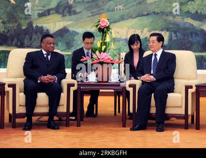 Bildnummer: 54557806  Datum: 22.10.2010  Copyright: imago/Xinhua (101022) -- BEIJING, Oct. 22, 2010 (Xinhua) -- Chinese President Hu Jintao (R) meets with Max Sisulu (L), speaker of the National Assembly of South Africa, in Beijing, capital of China, Oct. 22, 2010. (Xinhua/Rao Aimin) (xzj) CHINA-SOUTH AFRICA-MEETING (CN) PUBLICATIONxNOTxINxCHN Politik People kbdig xub 2010 quer     Bildnummer 54557806 Date 22 10 2010 Copyright Imago XINHUA  Beijing OCT 22 2010 XINHUA Chinese President HU Jintao r Meets With Max Sisulu l Speaker of The National Assembly of South Africa in Beijing Capital of Chi Stock Photo