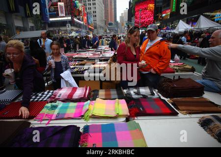 Bildnummer: 54562521  Datum: 24.10.2010  Copyright: imago/Xinhua (101025) -- NEW YORK, Oct. 25, 2010 (Xinhua) -- travel in Times Square in New York, the United States, Oct. 24, 2010. Thousands of came to the Times Square s Autumn Carnival, which featured with foodxx, fashionx, souvenirs and art, celebrating the change of season. (Xinhua/Wu Kaixiang) (zcc) US-NEW YORK-TIMES SQUARE-AUTUMN CARNIVAL PUBLICATIONxNOTxINxCHN Gesellschaft kbdig xcb 2010 quer o0 Schal Totale    Bildnummer 54562521 Date 24 10 2010 Copyright Imago XINHUA  New York OCT 25 2010 XINHUA Travel in Times Square in New York The Stock Photo