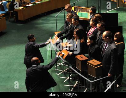 Bildnummer: 54564972  Datum: 25.10.2010  Copyright: imago/Xinhua (101025) -- NEW YORK, Oct. 25, 2010 (Xinhua) -- Delegates of the UN member states cast their ballots at the General Assembly hall at the UN Heaquarters in New York, Oct. 25, 2010. China on Monday was re-elected to the UN Economic and Social Council (ECOSOC), one of the six principal UN organs tasked to coordinate the economic, social and related work of the United Nations and its specialized agencies and institutions -- known as the United Nations family organizations. (Xinhua/Shen Hong) (zw) UN-ECOSOC-ELECTION PUBLICATIONxNOTxIN Stock Photo