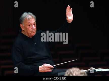 Bildnummer: 54565446  Datum: 26.10.2010  Copyright: imago/Xinhua (101026) -- SHANGHAI, Oct. 26, 2010 (Xinhua) -- Israeli Philharmonic conductor Zubin Mehta gestures during a rehearsal at Shanghai Oriental Art Center in Shanghai, east China. Oct. 26, 2010. The Israel Philharmonic Orchestra would held two concerts conducted by Zubin Mehta on Oct. 26 and Oct. 27, which are staged as the conclusive performance of China Shanghai International Art Festival. (Xinhua/Ren Long) (hdt) CHINA-SHANGHAI-ZUBIN MEHTA-REHEARSAL (CN) PUBLICATIONxNOTxINxCHN People Musik Kultur Aktion kbdig xo0x xsk 2010 quer Stock Photo