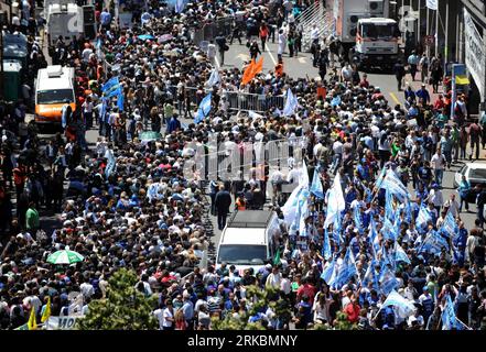 Bildnummer: 54578646  Datum: 28.10.2010  Copyright: imago/Xinhua BUENOS AIRES, Oct. 28, 2010 (Xinhua) -- gather in front of the Casa Rosada, Argentina s Presidential Palace, to pay homage to former Argentine President Nestor Kirchner in Buenos Aires, Argentina, on Oct. 28, 2010. Former Argentine President Nestor Kirchner (2003-2007), husband of incumbent Argentine President Cristina Fernandez de Kirchner, died of heart attack on Wednesday. (Xinhua/Paula Ribas/TELAM) (zw) ARGENTINA-BUENOS AIRES-KIRCHNER-FUNERAL PUBLICATIONxNOTxINxCHN Politik People Trauer Tod Trauerfeier Gedenken Abschied kbdig Stock Photo