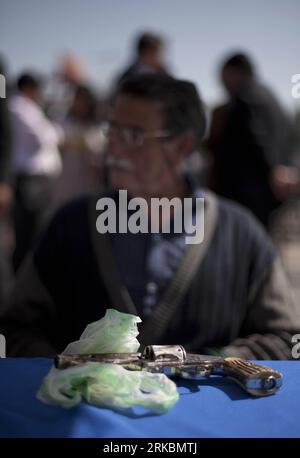 Bildnummer: 54580648  Datum: 28.10.2010  Copyright: imago/Xinhua (101029) -- MEXICO CITY, Oct. 29, 2010 (Xinhua) -- A policeman checks a gun during the Life without weapons, money exchange in Mexico City, capital of Mexico, Oct. 28, 2010. Miguel Hidalgo Delegation, in coordination with the Ministry of Public Security in Mexico City and the Department of National Defense held this initiative in which citizens come and anonymously surrender their firearms and obtain cash in exchange. (Xinhua/Jorge Dan Lopez) (jl) MEXICO-SECURITY-GUNS PUBLICATIONxNOTxINxCHN Gesellschaft kbdig xsk 2010 hoch  o0 Po Stock Photo