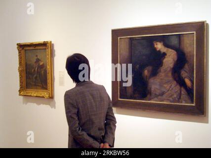 Bildnummer: 54615061  Datum: 06.11.2010  Copyright: imago/Xinhua (101106) -- SUZHOU, Nov. 6, 2010 (Xinhua) -- A visitor looks at a painting in Suzhou, east China s Jiangsu Province, Nov. 6, 2010. An exhibition showing classical paintings from San Diego Museum of Art of the United States opened in Suzhou Saturday. (Xinhua/Wang Jiankang) (wxy) CHINA-SUZHOU-SAN DIEGO MUSEUM OF ART-EXHIBITION (CN) PUBLICATIONxNOTxINxCHN Kultur Ausstellung Malerei kbdig xsk 2010 quer o0 Gemälde Bild Objekte    Bildnummer 54615061 Date 06 11 2010 Copyright Imago XINHUA  Suzhou Nov 6 2010 XINHUA a Visitor Looks AT a Stock Photo