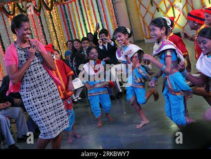 Bildnummer: 54617802  Datum: 07.11.2010  Copyright: imago/Xinhua (101107) -- NEW DELHI, Nov. 7, 2010 (Xinhua) -- U.S. First Lady Michelle Obama dances with school children as she joins them to celebrate Diwali festival in Mumbai, India, on Nov. 7, 2010. (Xinhua) (zl) INDIA-U.S.-OBAMA PUBLICATIONxNOTxINxCHN People Politik kbdig xdp 2010 quer premiumd     Bildnummer 54617802 Date 07 11 2010 Copyright Imago XINHUA  New Delhi Nov 7 2010 XINHUA U S First Lady Michelle Obama Dances With School Children As She joins THEM to Celebrate Diwali Festival in Mumbai India ON Nov 7 2010 XINHUA ZL India U S O Stock Photo