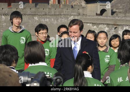 Bildnummer: 54626738  Datum: 10.11.2010  Copyright: imago/Xinhua (101110) -- BEIJING, Nov. 10, 2010 (Xinhua) -- British Prime Minister David Cameron talks with Chinese students as he visits the Great Wall in Beijing, capital of China, Nov. 10, 2010. (Xinhua/Xie Huanchi) (hdt) CHINA-GREAT WALL-BRITAIN-DAVID CAMERON-VISIT (CN) PUBLICATIONxNOTxINxCHN People Politik kbdig xdp 2010 quer premiumd     Bildnummer 54626738 Date 10 11 2010 Copyright Imago XINHUA  Beijing Nov 10 2010 XINHUA British Prime Ministers David Cameron Talks With Chinese Students As he visits The Great Wall in Beijing Capital of Stock Photo