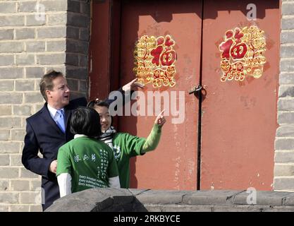 Bildnummer: 54626742  Datum: 10.11.2010  Copyright: imago/Xinhua (101110) -- BEIJING, Nov. 10, 2010 (Xinhua) -- British Prime Minister David Cameron talks with Chinese students as he visits the Great Wall in Beijing, capital of China, Nov. 10, 2010. (Xinhua/Xie Huanchi) (hdt) CHINA-GREAT WALL-BRITAIN-DAVID CAMERON-VISIT (CN) PUBLICATIONxNOTxINxCHN People Politik kbdig xdp 2010 quer premiumd     Bildnummer 54626742 Date 10 11 2010 Copyright Imago XINHUA  Beijing Nov 10 2010 XINHUA British Prime Ministers David Cameron Talks With Chinese Students As he visits The Great Wall in Beijing Capital of Stock Photo