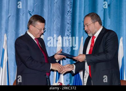 Bildnummer: 54655323  Datum: 18.11.2010  Copyright: imago/Xinhua (101118) -- JERUSALEM, Nov. 18, 2010 (Xinhua) -- Israeli Foreign Minister Avigdor Liberman (R) shakes hands with Russian Deputy Prime Minister Viktor Zubkov after signing the agreement during the 8th meeting of the Joint Russian-Israeli Committee on Trade and Economic Cooperation, in Jerusalem, on Nov.18. 2010. (Xinhua/Yin Dongxun) (zw) ISRAEL-RUSSIA-COOPERATION PUBLICATIONxNOTxINxCHN People Politik kbdig xdp 2010 quer premiumd     Bildnummer 54655323 Date 18 11 2010 Copyright Imago XINHUA  Jerusalem Nov 18 2010 XINHUA Israeli Fo Stock Photo