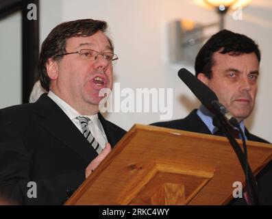 Bildnummer: 54667396  Datum: 22.11.2010  Copyright: imago/Xinhua (101122) -- DUBLIN, Nov. 22, 2010 (Xinhua) -- Irish Prime Minister Brian Cowen (L) and Finance Minister Brian Lenihan attend a press conference at the Government Buildings in Dublin, Ireland, Nov. 22, 2010. Cowen declared on Monday he won t resign because he is determined to pass an emergency four-year budget. The Irish Green Party, member of the coalition government, appealed early on Monday to dissolve the parliament in January for an early election, after the government confirmed accepting a massive EU-IMF bailout for the coun Stock Photo