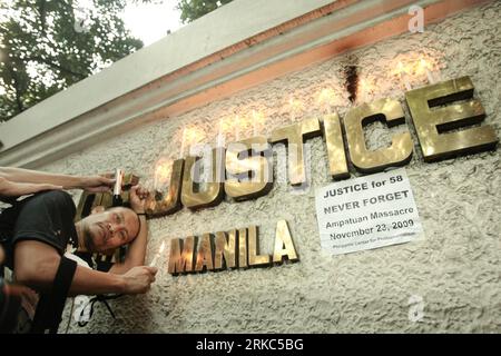 Bildnummer: 54670244  Datum: 23.11.2010  Copyright: imago/Xinhua (101123)-- MANILA, Nov.23, 2010 (Xinhua)-- Joe Haresha Tanodra, president of the Press Photographers of the Philippines, has his head shaved in front of the Department of Justice as he and fellow photographers commemorates the first anniversary of the Maguindanao massacre and calls for justice for their fallen comrades and civilians in Manila, the Philippines, Nov. 23, 2010.  (Xinhua/Jon Fabrigar) PHILIPPINES-MANILA-MASSACRE-COMMEMORATION PUBLICATIONxNOTxINxCHN Politik Massaker Gedenken Trauer kbdig xmk 2010 quer premiumd  o0 Jah Stock Photo