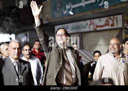 Bildnummer: 54680731  Datum: 26.11.2010  Copyright: imago/Xinhua (101126) -- CAIRO, Nov. 26, 2010 (Xinhua) -- Mohamed Fiqi of the ruling National Democratic Party (NDP) waves to his supporters during his campaign for the upcoming Peoples Assembly (parliament) elections in Cairo, Egypt, Nov. 26, 2010. A total of 508 seats will be contested in the election on Nov. 28, with an additional 10 seats appointed by the president. According to Egypt s High Elections Commission, 5,720 candidates submitted applications for running in the vote. The contesting parties include the ruling National Democratic Stock Photo