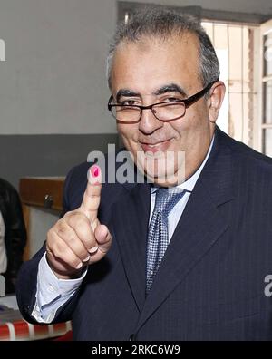 Bildnummer: 54682348  Datum: 28.11.2010  Copyright: imago/Xinhua CAIRO, Nov. 28, 2010 (Xinhua) -- Egyptian Health and Population Minister Hatem el-Gabali shows his inked finger after casting his ballot at a polling station in Cairo, capital of Egypt, Nov. 28, 2010. Egypt on Sunday held the election of the People s Assembly (lower house of the parliament). (Xinhua/Cai Yang) (axy) EGYPT-PARLIAMENTARY ELECTION PUBLICATIONxNOTxINxCHN Gesellschaft Politik Parlamentswahlen Wahlen Wahl Kbdig xdp 2010 hoch premiumd o0 People Markierung Finger Farbe    Bildnummer 54682348 Date 28 11 2010 Copyright Imag Stock Photo