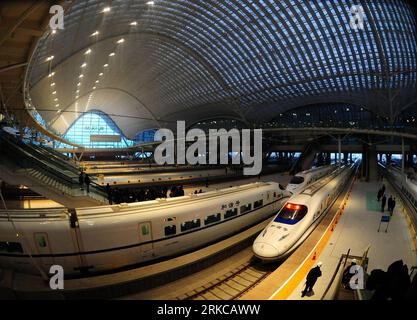 Bildnummer: 54716550  Datum: 10.12.2009  Copyright: imago/Xinhua BEIJING (Xinhua) -- Photo taken on Dec. 10, 2009 shows an interior view of the under-construction Wuhan Railway Station Wuhan, capital of central China s Hubei Province. The station costing more than 14 billion RMB yuan (2.4 billion U.S. dollars) was put into use on Dec. 20, 2009. It was the first station built for the Wuhan-Guangzhou high speed railway passenger special line. China operated a high-speed railway network with a combined length of 7,531 kilometers, the world s longest, said Chinese Railways Minister LiuxZhijun Tues Stock Photo