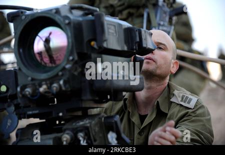 Bildnummer: 54723697  Datum: 08.12.2010  Copyright: imago/Xinhua (101209) -- NEGEV, Dec. 9, 2010 (Xinhua) -- An Israeli reserve soldier looks in an electronic telescope during the training in the Negev desert, near Be er Sheva in southern Israel on Dec. 8, 2010. In Israel, military serve are compulsory for both males and females over the age of 18. Healthy boys spend three years in the troop and girls two years, then they turn into reserve soldiers. Reserve soldiers, mostly males, will be called back for trainings for about 2-4 weeks every year until they reach the age of 40. (Xinhua/Yin Dongx Stock Photo