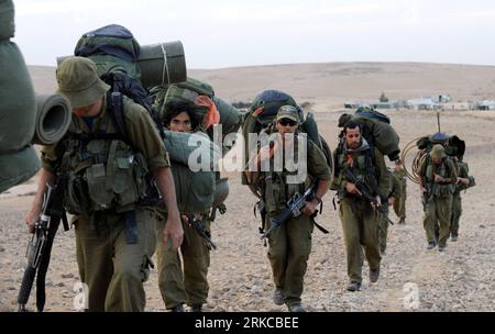Bildnummer: 54723695  Datum: 08.12.2010  Copyright: imago/Xinhua (101209) -- NEGEV, Dec. 9, 2010 (Xinhua) -- Israeli reserve soldiers march with average load of 30 kilograms during the training in the Negev desert, near Be er Sheva in southern Israel on Dec. 8, 2010. In Israel, military serve are compulsory for both males and females over the age of 18. Healthy boys spend three years in the troop and girls two years, then they turn into reserve soldiers. Reserve soldiers, mostly males, will be called back for trainings for about 2-4 weeks every year until they reach the age of 40. (Xinhua/Yin Stock Photo