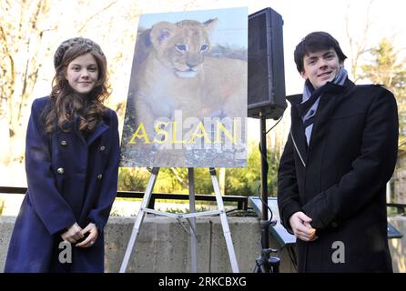 Bildnummer: 54733292  Datum: 09.12.2010  Copyright: imago/Xinhua (101209) -- WASHINGTON D.C., Dec. 9, 2010 (Xinhua) -- Georgie Henley (L) and Skandar Keynes, actors in The Chronicles of Narnia: The Voyage of the Dawn Treader , pose for a photo during the Smithsonian s National Zoo Lion Cub naming ceremony at Smithsonian National Zoological Park in Washington D.C., capital of the United States, Dec. 9, 2010. (Xinhua/Zhang Jun)(wjd) US-WASHINGTON-ENTERTAINMENT-NARNIA-LION CUB PUBLICATIONxNOTxINxCHN People Entertainment Film Pressetermin kbdig xdp xo0x premiumd 2010 quer     Bildnummer 54733292 D Stock Photo