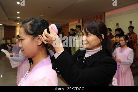 Bildnummer: 54746319  Datum: 13.12.2010  Copyright: imago/Xinhua (101213) -- CHONGQING, Dec. 13, 2010 (Xinhua) -- Eighteen-year-old Wang Anling (1st L) attends an adulthood ceremony in southwest China s Chongqing Municipality, Dec. 13, 2010. Sixty students dressed in Hanfu, a traditional Chinese clothing, participated in the ceremony marking their growing up and becoming adults with their parents and teachers accompanied. (Xinhua/Chen Cheng) (cxy) CHINA-CHONGQING-ADULTHOOD CEREMONY (CN) PUBLICATIONxNOTxINxCHN Gesellschaft Volljährig erwachsen Ritual kbdig xsp 2010 quer  o0 Jugendweihe  Jugendf Stock Photo