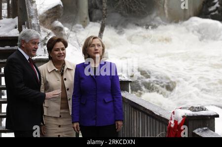 Bildnummer: 54748817  Datum: 13.12.2010  Copyright: imago/Xinhua OTTAWA, Dec. 14, 2010 (Xinhua) -- Canadian Minister of Foreign Affairs Lawrence Cannon (L), U.S. Secretary of State Hillary Clinton (R) and Mexico s Secretary of Foreign Affairs Patricia Espinosa attend North American Foreign Ministers Meeting in Wakefield, Canada, on Dec. 13, 2010. The foreign ministers of the United States, Mexico and Canada met here on Monday to discuss trilateral, regional and international issues. (Xinhua/Chris Wattie) (lr) CANADA-WAKEFIELD-NORTH AMERICAN FOREIGN MINISTERS MEETING PUBLICATIONxNOTxINxCHN Peop Stock Photo