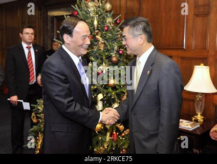 Bildnummer: 54750840  Datum: 14.12.2010  Copyright: imago/Xinhua (101214) -- WASHINGTON D.C., Dec. 14, 2010 (Xinhua) -- Chinese Vice Premier Wang Qishan (L) shakes hands with U.S. Commerce Secretary Gary Locke prior to their meeting in Washington D.C, capital of the United States, Dec. 14, 2010. High-ranking officials of China and the United States started their talks in small groups here on Tuesday afternoon as part of the 21st Joint Commission on Commerce and Trade (JCCT) meeting. (Xinhua/Zhang Jun) (wjd) US-CHINA-WANG QISHAN-JCCT-MEETING PUBLICATIONxNOTxINxCHN Politik People kbdig xng 2010 Stock Photo