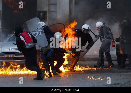 Bildnummer: 54753366  Datum: 15.12.2010  Copyright: imago/Xinhua (101216) -- ATHENS, Dec. 16, 2010 (Xinhua) -- A demonstrator throw petrol bombs at riot police during a protest in Athens on December 15, 2010. Police fired teargas at protesters who threw dozens of petrol bombs outside parliament on Wednesday as Greek protests against government austerity measures escalated. (Xinhua/Marios Lolos) GREECE-ATHENS-DEMONSTRATION PUBLICATIONxNOTxINxCHN Politik kbdig xkg 2010 quer o0 Gesellschaft, Demo, Protest, Ausschreitungen, Molotov Cocktail, Feuer, Polizei    Bildnummer 54753366 Date 15 12 2010 Co Stock Photo