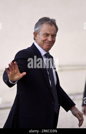 Bildnummer: 54762782  Datum: 20.12.2010  Copyright: imago/Xinhua 101220)-- RAMALLAH, Dec. 20, 2010 (Xinhua) -- Former British Prime Minister and Mideast quartet envoy Tony Blair waves to the media upon his arrival for a meeting with Palestinian President Mahmoud Abbas in the West Bank city of Ramallah Dec. 20, 2010. (Xinhua/Fadi Arouri) MIDEAST-RAMALLAH-QUARTET ENVOY-TONY BLAIR PUBLICATIONxNOTxINxCHN People Politik kbdig xmk 2010 hoch premiumd     Bildnummer 54762782 Date 20 12 2010 Copyright Imago XINHUA  Ramallah DEC 20 2010 XINHUA Former British Prime Ministers and Mideast Quartet Envoy Ton Stock Photo