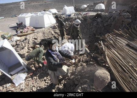 Bildnummer: 54764777  Datum: 21.12.2010  Copyright: imago/Xinhua (101221) -- TEHRAN, Dec. 21, 2010 (Xinhua) -- Local residents search for useful items in the ruins at a village in quake-hit Iran s southeastern city of Hosein Abad in Kerman province on Dec. 21, 2010. Seven were killed and hundreds were injured after a magnitude 6.5 earthquake rocked Hosein Abad Monday night, satellite channel Press TV reported on Tuesday.(Xinhua/Mehr News Agency)(zl) IRAN-EARTHQUAKE PUBLICATIONxNOTxINxCHN Gesellschaft Naturkatastrophe Erdbeben premiumd kbdig xmk 2010 quer  o0 Zerstörung, Trümmer, Schäden    Bil Stock Photo