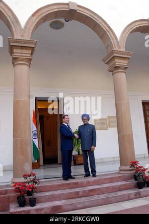 Bildnummer: 54765073  Datum: 21.12.2010  Copyright: imago/Xinhua (101221) -- NEW DELHI, Dec. 21, 2010 (Xinhua) -- Indian Prime Minister Manmohan Singh (R) and visiting Russian President Dmitry Medvedev shake hands at Hyderabad House in New Delhi, India, Dec. 21, 2010. India and Russia Tuesday inked 30 pacts in defense, nuclear and space, and signed two framework agreements on setting up of two more nuclear reactors in this country, said Indian officials.(Xinhua/Partha Sarkar)(zl) INDIA-RUSSIA-POLITICS PUBLICATIONxNOTxINxCHN People Politik kbdig xmk 2010 hoch premiumd     Bildnummer 54765073 Da Stock Photo