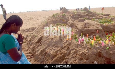 Bildnummer: 54769590  Datum: 26.12.2010  Copyright: imago/Xinhua (101226) -- NEW DELHI, Dec. 26, 2010 (Xinhua) -- A woman pays tributes to the victims of the December 2004 tsunami at Marina Beach in Chennai, capital of Tamil Nadu State, India, Dec. 26, 2010. A ritual was held here on Sunday to commemorate the victims of the tsunami catastrophe on Dec. 26, 2004. (Xinhua) (lyi) INDIA-CHENNAI-TSUNAMI-COMMEMORATION PUBLICATIONxNOTxINxCHN Gesellschaft Naturkatastrophe Trauer Gedenken kbdig xmk 2010 quer premiumd  Jahrestag    Bildnummer 54769590 Date 26 12 2010 Copyright Imago XINHUA  New Delhi DEC Stock Photo