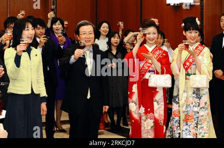 ちえ TOKYO, Japan - Japanese Vice Foreign Minister Akitaka Saiki (R
