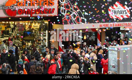 Bildnummer: 54776717  Datum: 29.12.2010  Copyright: imago/Xinhua (101229) -- NEW YORK, Dec. 29, 2010 (Xinhua) -- Confetti fall at Times Square during the annual Air Worthiness test of New Year s Eve confetti in New York, the United States, Dec. 29, 2010. Organizers of the revel on New Year s Eve throw on Wednesday handfuls of confetti from eight stories above onto the streets of Times Square to test its airworthiness in preparation for the release of 2,000 pounds of confetti -- by hand from various buildings at Times Square -- at midnight on New Year s Eve. (Xinhua/Liu Xin) (wjd) US-NEW YORK-N Stock Photo