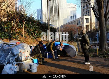 Bildnummer: 54777272  Datum: 30.12.2010  Copyright: imago/Xinhua (101230) -- TOKYO, Dec. 30, 2010 (Xinhua) -- Homeless gather at Shinjuku central park in Tokyo, capital of Japan, on Dec. 30, 2010. Members from Japan s social public welfare organizations pitched up tents here in recent days for the homeless and offered them clothes and heated meals twice a day. Besides, many kinds of activities and necessary medical care were prepared for them as well to help them spend the New Year in a smooth manner. The volunteering work is carried out from Dec. 28, 2010 to Jan. 3, 2011. The population of th Stock Photo