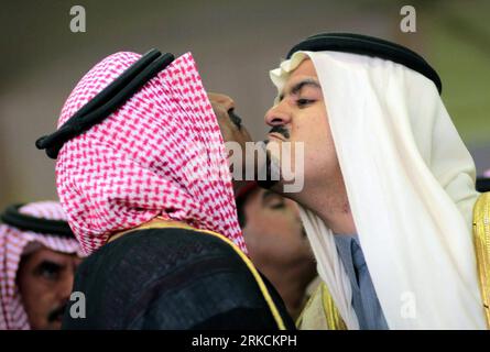 Bildnummer: 54778428  Datum: 30.12.2010  Copyright: imago/Xinhua (101231) -- Zayed City (Al Gharbia), Dec. 31, 2010 (Xinhua) -- Prince of the UAE (R) and a player salute to each other during a camel beauty contest in a desert in the United Arab Emirates (UAE), Dec. 30, 2010. About 28,000 camels attended a traditional beauty contest during Mazayina Dhafra Camel Festival on Saturday. (Xinhua/Li Xiaolin) (cl) UAE-CAMEL BEAUTY CONTEST PUBLICATIONxNOTxINxCHN Reisen Asien kbdig xmk 2010 quer Highlight kurios Komik o0 Kampf, Entschlossenheit, Drohung, drohen, Drohgebärde    Bildnummer 54778428 Date 3 Stock Photo