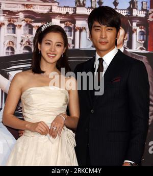 Bildnummer: 54780826  Datum: 03.01.2011  Copyright: imago/Xinhua (110103) -- SEOUL, Jan. 3, 2011 (Xinhua) -- South Korean actress Kim Tae Hee and actor Song Seung Hun take parts in a preview event of the new TV series My Princess in Seoul, South Korea, Jan. 3, 2011. My Princess will be on show since Jan. 5, 2011. (Xinhua/He Lulu) (yc) SOUTH KOREA-SEOUL-TV SERIES PUBLICATIONxNOTxINxCHN Entertainment People Film TV kbdig xsp 2011 quadrat     Bildnummer 54780826 Date 03 01 2011 Copyright Imago XINHUA  Seoul Jan 3 2011 XINHUA South Korean actress Kim Tae Hee and Actor Song Seung HUN Take Parts in Stock Photo