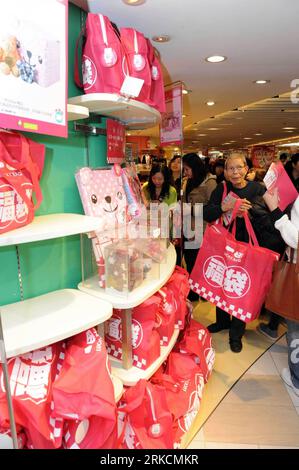 Bildnummer: 54781111  Datum: 01.01.2011  Copyright: imago/Xinhua (110101) -- HONG KONG, Jan. 1, 2011 (Xinhua) -- Customers buy Fukubukuro bags or Lucky Bags in a Japanese style shopping mall in Hong Kong, south China, Jan. 1, 2011. Fukubukro is a Japanese New Year s Day custom in which merchants make Lucky Bags filled with unknown random contents including foods and articles for daily use and sell them for a substantial discount. (Xinhua/Song Zhenping) CHINA-HONG KONG-FUKUBUKURO-SALES(CN) PUBLICATIONxNOTxINxCHN Wirtschaft kbdig xsk 2011 hoch  o0 Hongkong, Einzelhandel, Glückstüte, Überraschung Stock Photo