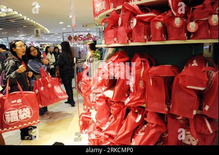 Bildnummer: 54781110  Datum: 01.01.2011  Copyright: imago/Xinhua (110101) -- HONG KONG, Jan. 1, 2011 (Xinhua) -- Customers buy Fukubukuro bags or Lucky Bags in a Japanese style shopping mall in Hong Kong, south China, Jan. 1, 2011. Fukubukro is a Japanese New Year s Day custom in which merchants make Lucky Bags filled with unknown random contents including foods and articles for daily use and sell them for a substantial discount. (Xinhua/Song Zhenping) CHINA-HONG KONG-FUKUBUKURO-SALES(CN) PUBLICATIONxNOTxINxCHN Wirtschaft kbdig xsk 2011 quer o0 Hongkong, Einzelhandel, Glückstüte, Überraschungs Stock Photo