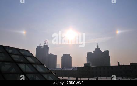 Bildnummer: 54816679  Datum: 14.01.2011  Copyright: imago/Xinhua (110114) -- CHANGCHUN, Jan. 14, 2011 (Xinhua) -- Two small suns appear at the left and right side of a big sun in the sky over Changchun, northeast China s Jilin Province, Jan. 14, 2011. A sun dog, or a parhelion, was seen in Changchun on Friday. Sun dogs are formed by plate-shaped hexagonal ice crystals in high and cold cirrus clouds or, during very cold weather, by ice crystals drifting in the air at low levels. (Xinhua/Qi Haishan) (xbz) CHINA-JILIN-CHANGCHUN-SUN DOG (CN) PUBLICATIONxNOTxINxCHN Gesellschaft kbdig xsk 2011 quer Stock Photo