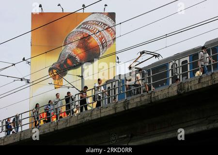 Bildnummer: 54834261  Datum: 20.01.2011  Copyright: imago/Xinhua (110120) -- MANILA, Jan. 20, 2011 (Xinhua)-- Passengers alight a train of the Metro Rail Transit(MRT) to walk on elevated railroad tracks after it suddenly stopped in Quezon City, north of Manila, Philippines January 20, 2011. The train stopped after its brake system froze, causing panic among commuters when they saw smoke from inside one of the coaches, injuring at least 8 female passengers during the incident. (Xinhua/Rouelle Umali)(cl) PHILIPPINES-TRAIN-SUDDENLY STOP PUBLICATIONxNOTxINxCHN Gesellschaft Verkehr kbdig xcb 2011 q Stock Photo