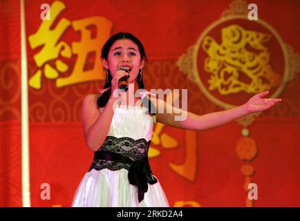 Bildnummer: 54845650  Datum: 22.01.2011  Copyright: imago/Xinhua (110123) -- NEW YORK, Jan. 23, 2011 (Xinhua) -- Singer Emilu Li, aged 11, sings Colors of The Wind at the New York 2011 Chinese New Year Gala in Flushing, New York, the United States, Jan. 22, 2011. Chinese Americans gathered on Saturday in China Town in New York to celebrate the Chinese Spring Festival which falls on Feb. 3, 2011 this year. (Xinhua/Wang Chengyun) (lyi) U.S.-NEW YORK-CHINESE NEW YEAR-CELEBRATION PUBLICATIONxNOTxINxCHN Kultur People Musik Aktion kbdig xkg 2011 quer  o0 Neujahr, Neujahrsfest    Bildnummer 54845650 Stock Photo