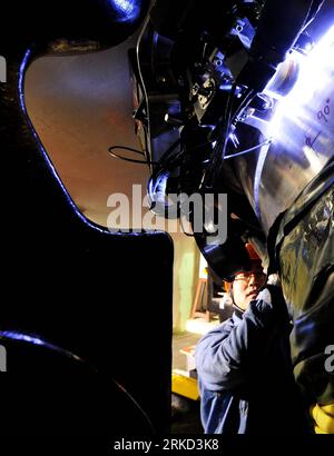 Bildnummer: 54855435  Datum: 25.01.2011  Copyright: imago/Xinhua NINGDE, Jan. 25, 2011 (Xinhua) -- A technicist operates automatic welding at the unit one s main pipeline in Ningde Nuclear Power Station, southeast China s Fujian Province, Jan. 25, 2011. Automatic narrow-gap welding, the technology of international advanced level, is adopted in building the Ningde Nuclear Power Station, as the first time of which being used in a nuclear power station construction in China. (Xinhua/Wei Peiquan) (bxf) CHINA-FUJIAN-NUCLEAR POWER-AUTOMATIC WELDING(CN) PUBLICATIONxNOTxINxCHN Gesellschaft Energie Ker Stock Photo