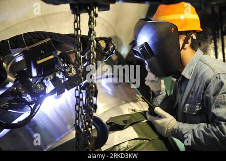 Bildnummer: 54855436  Datum: 25.01.2011  Copyright: imago/Xinhua NINGDE, Jan. 25, 2011 (Xinhua) -- A technicist operates automatic welding at the unit one s main pipeline in Ningde Nuclear Power Station, southeast China s Fujian Province, Jan. 25, 2011. Automatic narrow-gap welding, the technology of international advanced level, is adopted in building the Ningde Nuclear Power Station, as the first time of which being used in a nuclear power station construction in China. (Xinhua/Lu Peng) (bxf) CHINA-FUJIAN-NUCLEAR POWER-AUTOMATIC WELDING(CN) PUBLICATIONxNOTxINxCHN Gesellschaft Energie Kernene Stock Photo