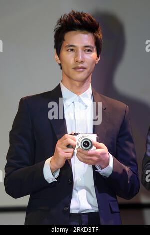 Bildnummer: 54855497  Datum: 25.01.2011  Copyright: imago/Xinhua (110125) -- SEOUL, Jan. 25, 2011 (Xinhua) -- South Korean actor Won Bin shows Olympus new camera PEN E-PL-2 during launching ceremony at Plaza hotel in Seoul, capital of South Korea, on Jan. 25, 2011. The Olympus korea s new camera PEN E-PL-2 was put on sale Tuesday. (Xinhua/Park Jin Hee) (ypf) SKOREA-OLYMPUS-CAMERA PUBLICATIONxNOTxINxCHN Wirtschaft kbdig xcb 2011 hoch o0 Südkorea Fotoapparat Kamera Präsentation People Film    Bildnummer 54855497 Date 25 01 2011 Copyright Imago XINHUA  Seoul Jan 25 2011 XINHUA South Korean Actor Stock Photo