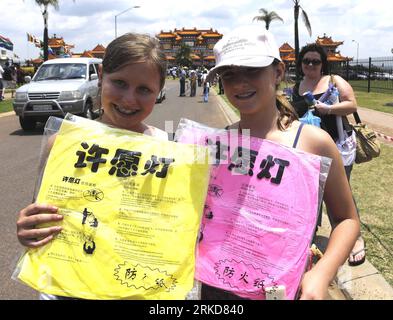 Bildnummer: 54884173  Datum: 06.02.2011  Copyright: imago/Xinhua (110206) -- PRETORIA, Feb. 6, 2011 (Xinhua) -- Two South African girls show their well-wish lantern packed in the plastic bags at the Chinese New Year Culture Festival held by the Nan Hua Temple in Bronkhorstspruit, South Africa, Feb. 6, 2011. The Chinese New Year Culture Festival held on Sunday has attracted more than 15,000 overseas Chinese and local civilians to enjoy the Chinese culture including watching lion and dragon dances, receiving bonus, tasting Chinese tea and food. (Xinhua/Li Qihua) SOUTH AFRICA-CHINESE NEW YEAR CUL Stock Photo