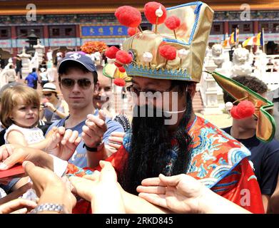 Bildnummer: 54884174  Datum: 06.02.2011  Copyright: imago/Xinhua (110206) -- PRETORIA, Feb. 6, 2011 (Xinhua) -- A man dressed himself as the God of Fortune issues bonus for the at the Chinese New Year Culture Festival held by the Nan Hua Temple in Bronkhorstspruit, South Africa, Feb. 6, 2011. The Chinese New Year Culture Festival held on Sunday has attracted more than 15,000 overseas Chinese and local civilians to enjoy the Chinese culture including watching lion and dragon dances, receiving bonus, tasting Chinese tea and food. (Xinhua/Li Qihua) SOUTH AFRICA-CHINESE NEW YEAR CULTURE FESTIVAL P Stock Photo